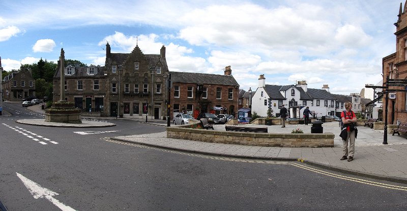 melrose_market square.jpg - De regio Northumberland (Engeland) en The Borders (Schotland) hebben we uitgekozen omdat hier St Cuthbert's way loopt. Een 100 km lange wandelroute die Melrose Abbey verbind met The holy island of Lindisfarne. St Cuthbert was tijdens zijn leven eerst abt van Melrose om later bisschop van Lindisfarne te worden. Frouwkje staat op de market square van Melrose. De startplaats van onze wandeling.